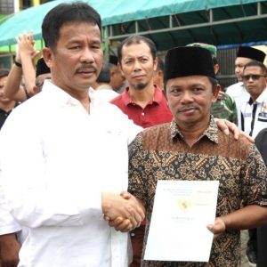 Warga Kampung Tua Tanjung Sengkuang Terima Sertifikat