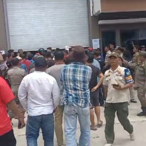 PSU di Sagulung, Massa Tak Terima Terobos Garis Polisi