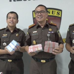 Mantan Kasek SMKN 1 Batam Dipenjara, Keluarga Serahkan Uang Korupsi ke Jaksa