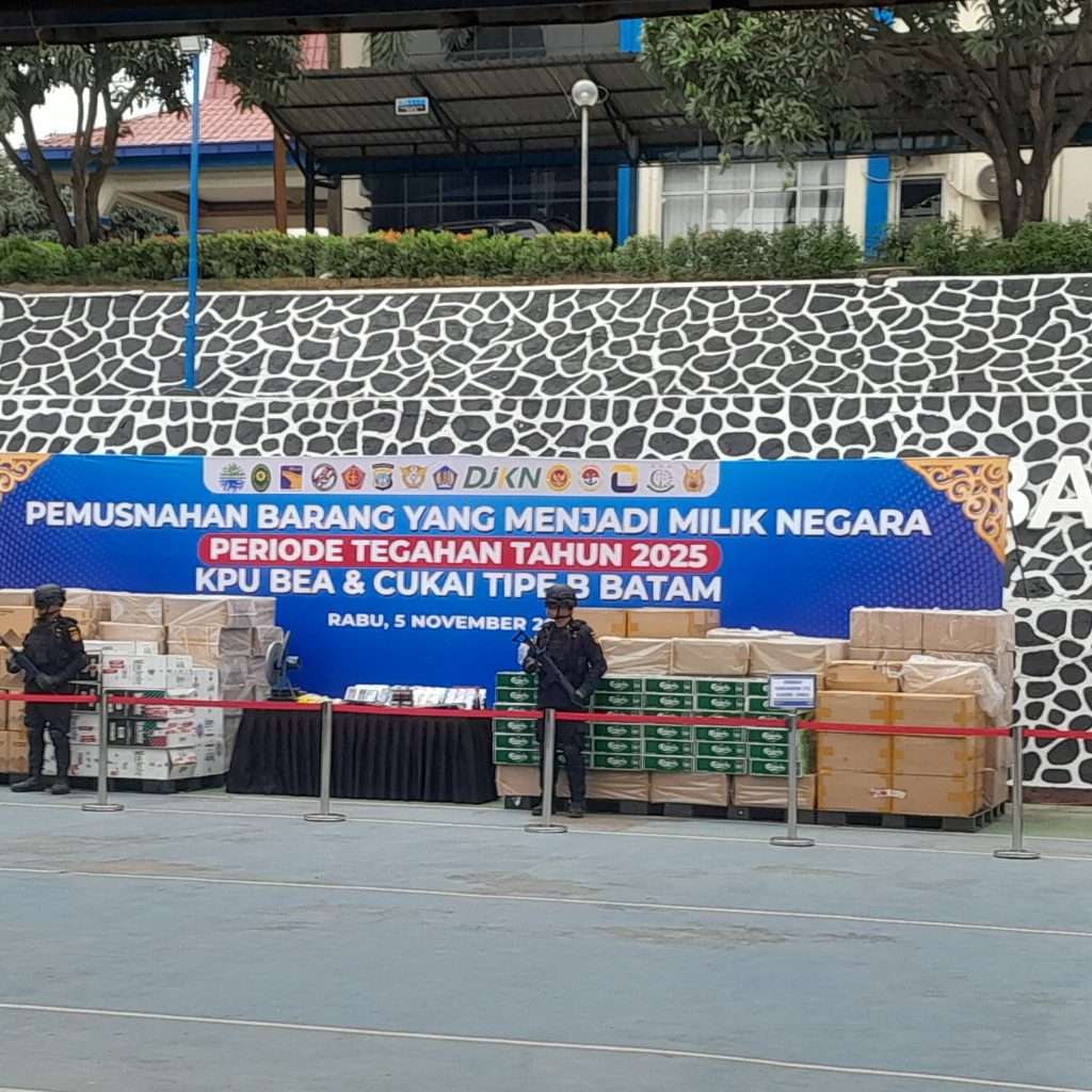 Bea Cukai Batam Simbolis Bakar Barang Bukti Senilai Rp 15,8 Miliar